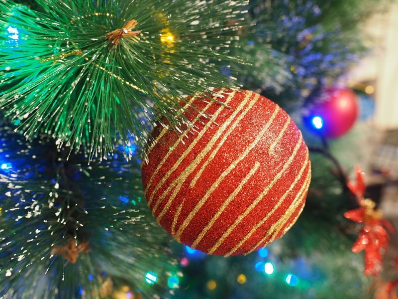 Kiderült, mit és mennyit kell dolgoznia a magyarnak a karácsonyi ajándékokért