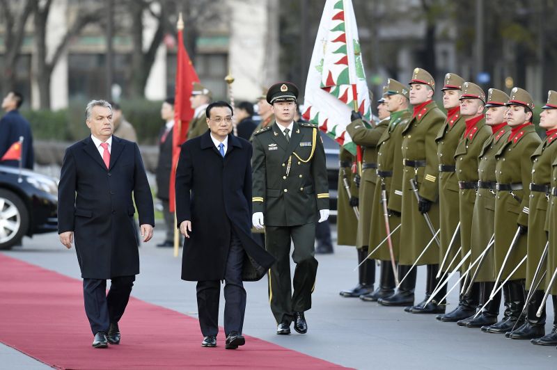 Katonai tiszteletadással köszöntötték a kínai miniszterelnököt a Kossuth téren