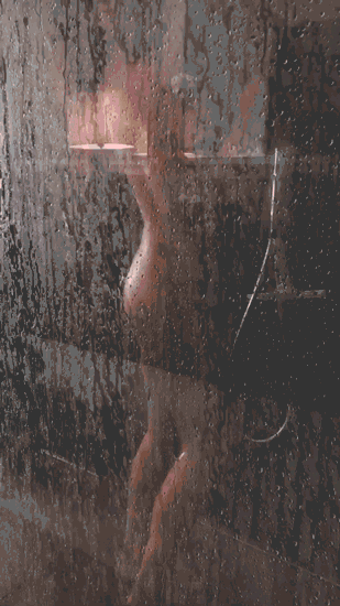 Heidi Klum meztelen fenekét riszálva üzen valamit a zuhany alól