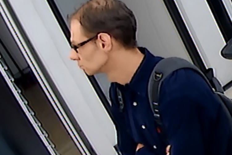Napszemüveget lopott ez a szemüveges férfi, a rendőrség keresi