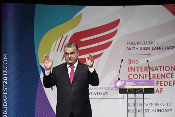 Váratlan gesztussal kezdte beszédét Orbán a Siketek Világszövetségének konferenciáján