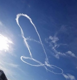 Vicces kedvükben voltak a pilóták, péniszt rajzoltak az égre – fotó
