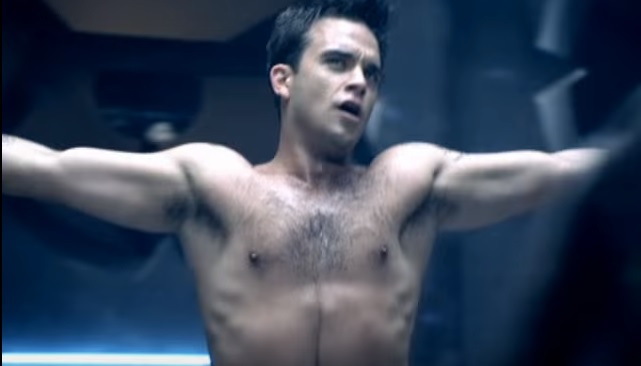 Robbie Williams pucér fotón mutatja, mi maradt a kisportolt testéből