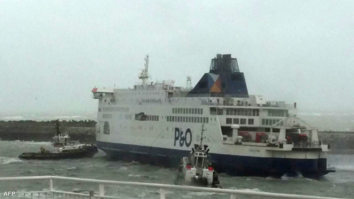 Zátonyra futott egy komphajó Calais partjainál, a fedélzetén 313 utassal