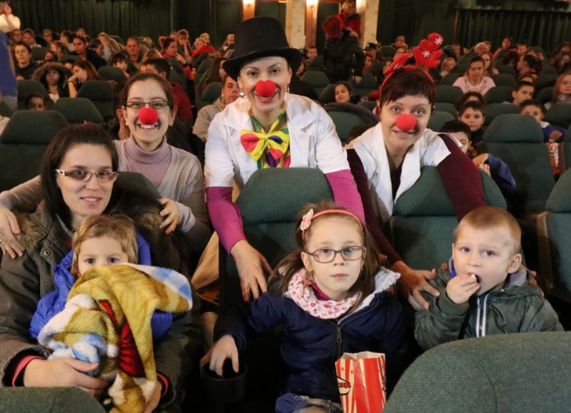 Megható: bohócdoktorok vittek moziba ötszáz gyermeket