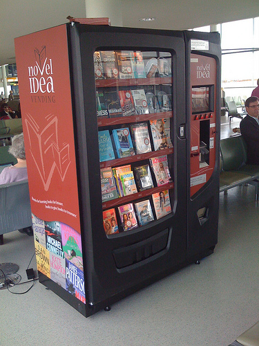 Jönnek a könyvautomaták: 990 forintért lehet majd zsebkönyv méretű könyveket vásárolni