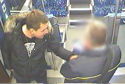 Megverték a kalauzt a vonaton – ezt a férfit keresi a rendőrség