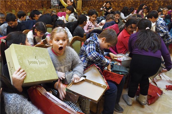 Közel 50 ezer cipősdoboznyi ajándékot gyűjtött idén a Baptista Szeretetszolgálat