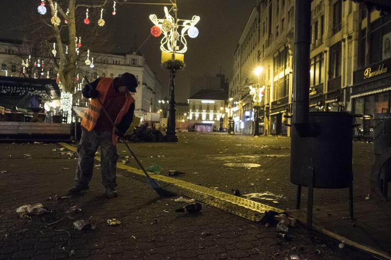 Buli után takarítás  – így néz ki a főváros az új év első napján