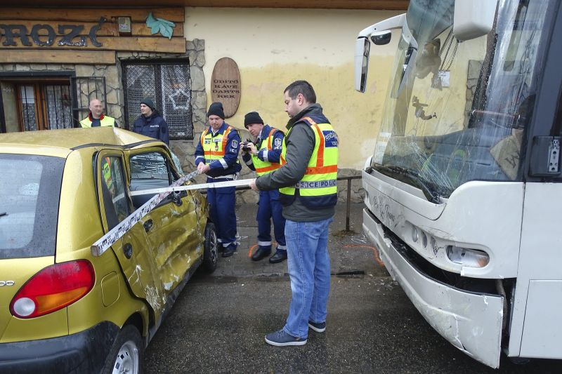 Halálos baleset Kecskeméten – egy autó és egy busz ütközött