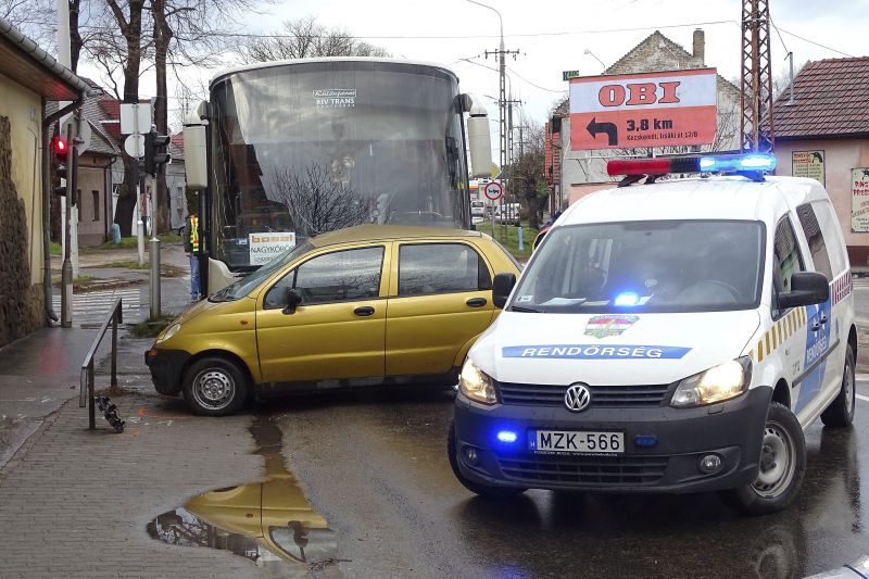 Halálos baleset Kecskeméten – egy autó és egy busz ütközött