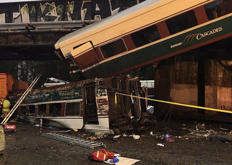 Útra zuhant vonat: legalább három ember meghalt