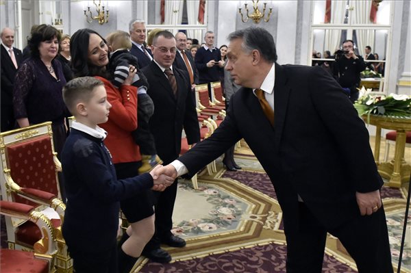 Szép gesztust kapott Orbán Viktortól az egymilliomodik új magyar állampolgár