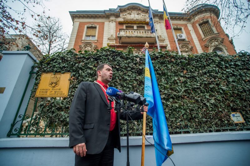 A jobbikos Szávay István kötéllel a nyakában reagált a román kormányfő nyilatkozatára