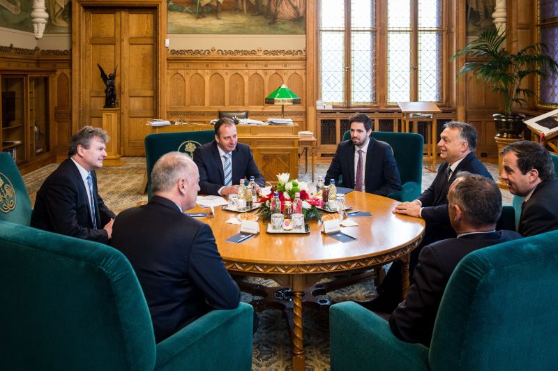 Orbán Viktor az Audi vezetőivel tárgyalt az Országházban