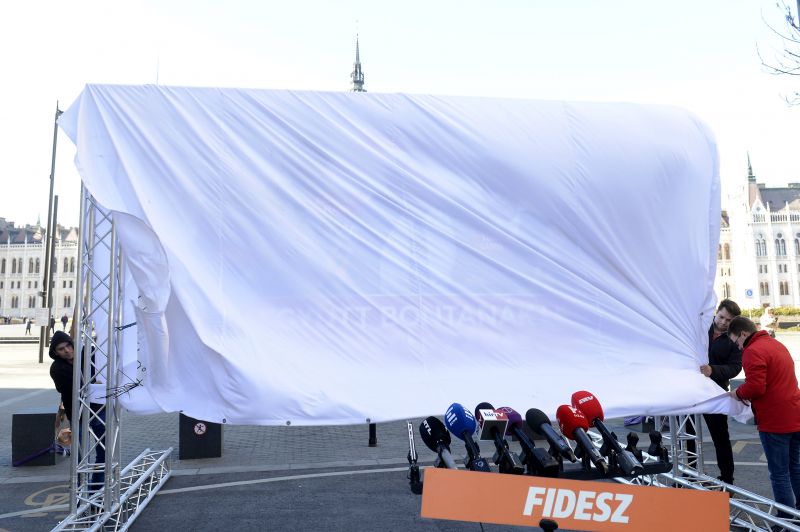 Egy plakáton Soros, Gyurcsány, Szél, Vona és Karácsony – a Fidesz szerint együtt bontanák le a határzárat, és ezt illusztrálta is a párt