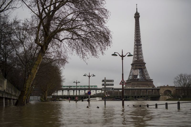 Párizsban árad a Szajna, az egyik elővárosból 3000 embert kitelepítettek