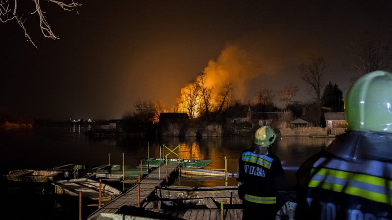 Szigeten kapott lángra egy ház, a tűzoltók csónakkal jutottak a helyszínre – fotók