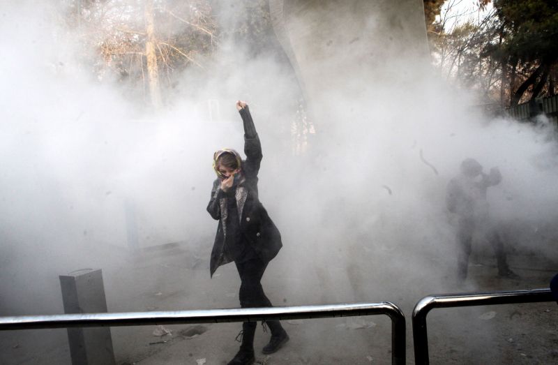 Egyre inkább nő a feszültség Iránban, lelőttek egy rendőrt