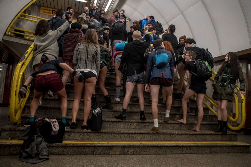 Ma egy rakás ember bugyiban szállt fel a metróra – nadrág nélkül – fotók