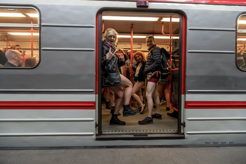 Ma egy rakás ember bugyiban szállt fel a metróra – nadrág nélkül – fotók