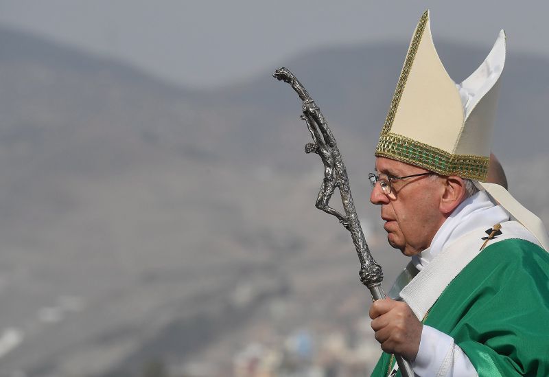 Ferenc pápa bocsánatot kért a papi pedofíliáról tett kijelentései miatt