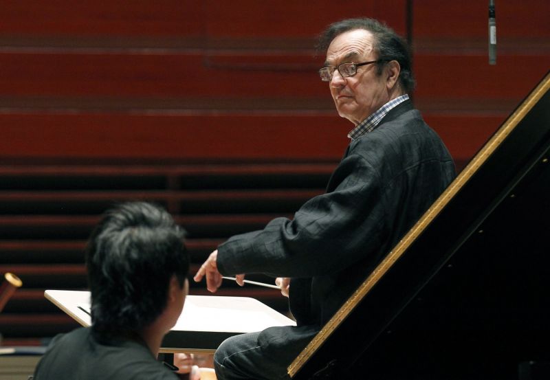 Szexuális zaklatási vádak miatt kirúgták a híres svájci karmestert