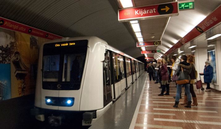 Hajnal óta káosz uralkodik a 2-es metró vonalán – kiderült, hogy miért nem jár a metró