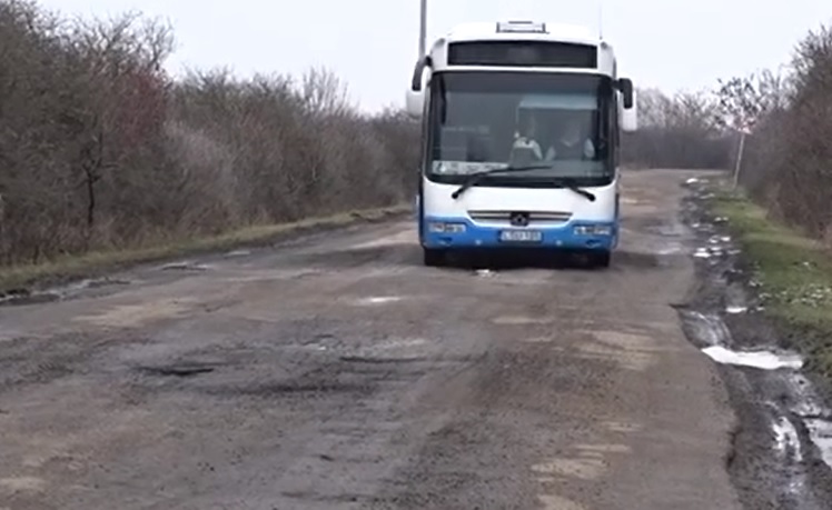 Így próbál haladni az ország legrosszabb útján a távolsági busz – videó
