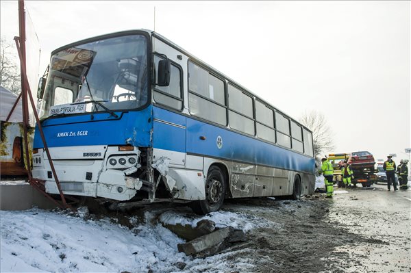 Halálos baleset volt Egerszalóknál – autó ütközött busszal – fotók