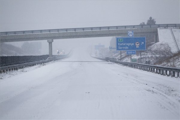 Káoszt okozott a havazás az országban, van ahol már 30 centis a hó  – több helyen késnek a vonatok, buszok – halálos balesetet is történt – fotók