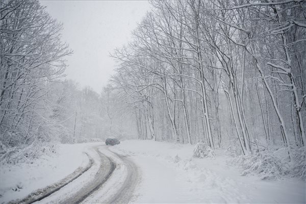 Hókásás, latyakos utak nehezítik a közlekedést – néhol már tízcentis a hó – fotó