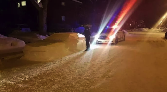 Hóval borított autót ellenőrzött a rendőrség – alaposan meglepte őket, amit találtak