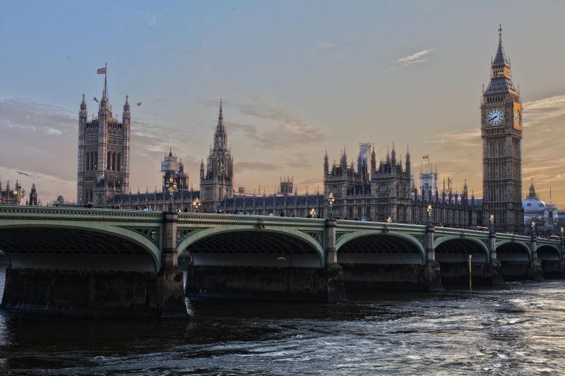 Brit parlamenti bizottság szerint fel kellene adni a bevándorlás éves felső korlátozását