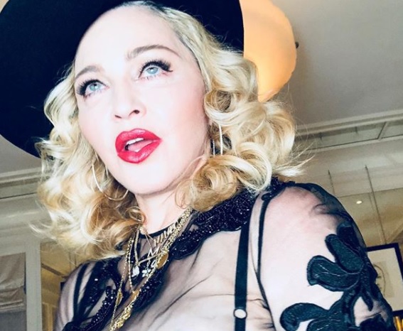 Fedetlen melleivel sokkol a közel 60 éves Madonna – friss kép