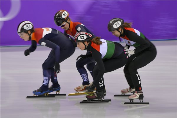 Történelmi siker: negyedik lett a női rövidpályás gyorskorcsolyaváltó a téli olimpián – a Liu fivérek negyeddöntősök 500 méteren