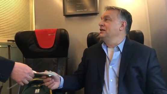 Orbán Viktor külön vonatjegyet vett a táskájának, és kedélyesen elbeszélgetett a kalauzzal – videó