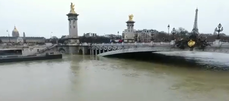 Már a hidak alját is kezdi ellepni a Szajna Párizsban – videó