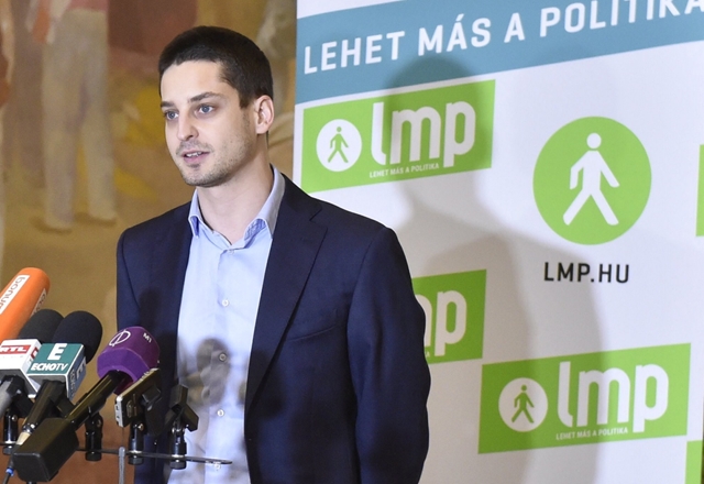 LMP: "A Fidesz mást sem csinál, csak az adófizetők pénzén kampányol"