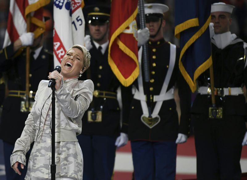 Pink kivette a szájából a rágót százmillió ember szeme láttára, majd hatalmasat énekelt – videó