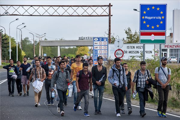 Magyarország bezárta határait, az ENSZ menekültszervezete szerint teljesen megdöbbentek