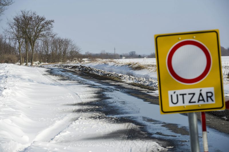 A fél országra kiadták a riasztást hófúvás miatt, tombolni fog a tél kedden