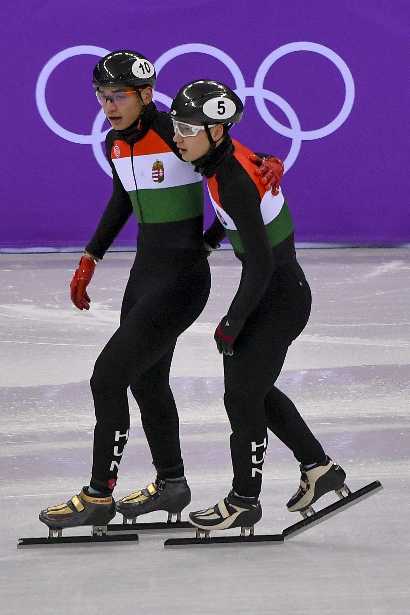 Megőrülnek a rettentően jóképű Liu-testvérekért a téli olimpián – sikítva ünneplik őket a koreai tinilányok, a srácok pedig utánozzák a jellegzetes Liu-szemöldökigazítást – videó