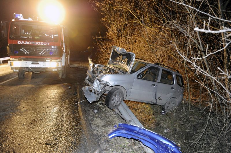 Felismerhetetlen roncsok Pomáz határában: itt vannak a halálos baleset képei
