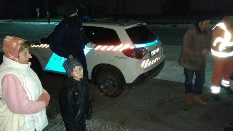 Megállt a szerb család autója, a rendőrök segítettek rajtuk