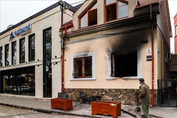 "Megdöbbentő és aggasztó" – a Miniszterelnökség segítséget nyújt a felgyújtott KMKSZ-székház helyreállításához