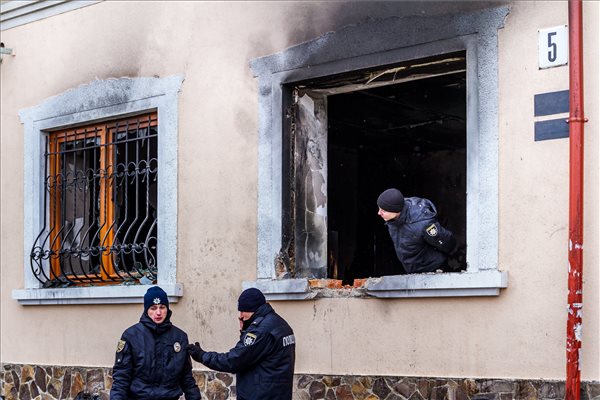 Felgyújtották a KMKSZ központi irodáját Ungváron – a kormány és a magyar politika több szereplője is elítéli a támadást – fotó