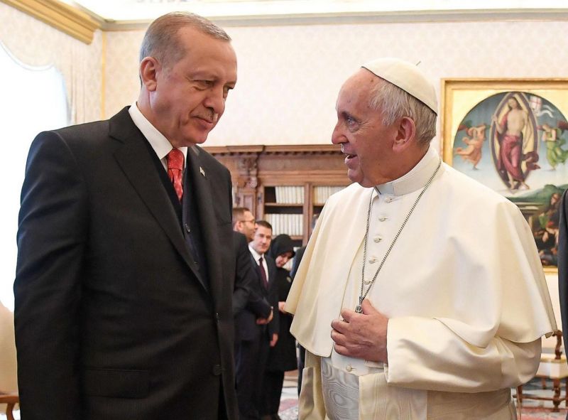 Hosszúra nyúlt Ferenc pápa és Erdogan török elnök megbeszélése