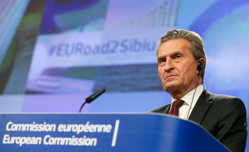Oettinger uniós biztos szerint aggodalmat okoz Lengyelország és Magyarország