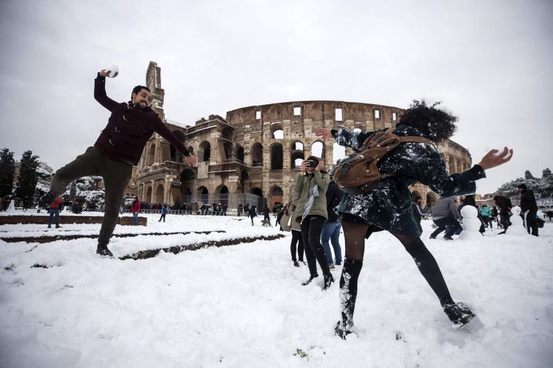 Róma után Nápolyt is elesett – egy euróért árulják a hógolyókat a piacon